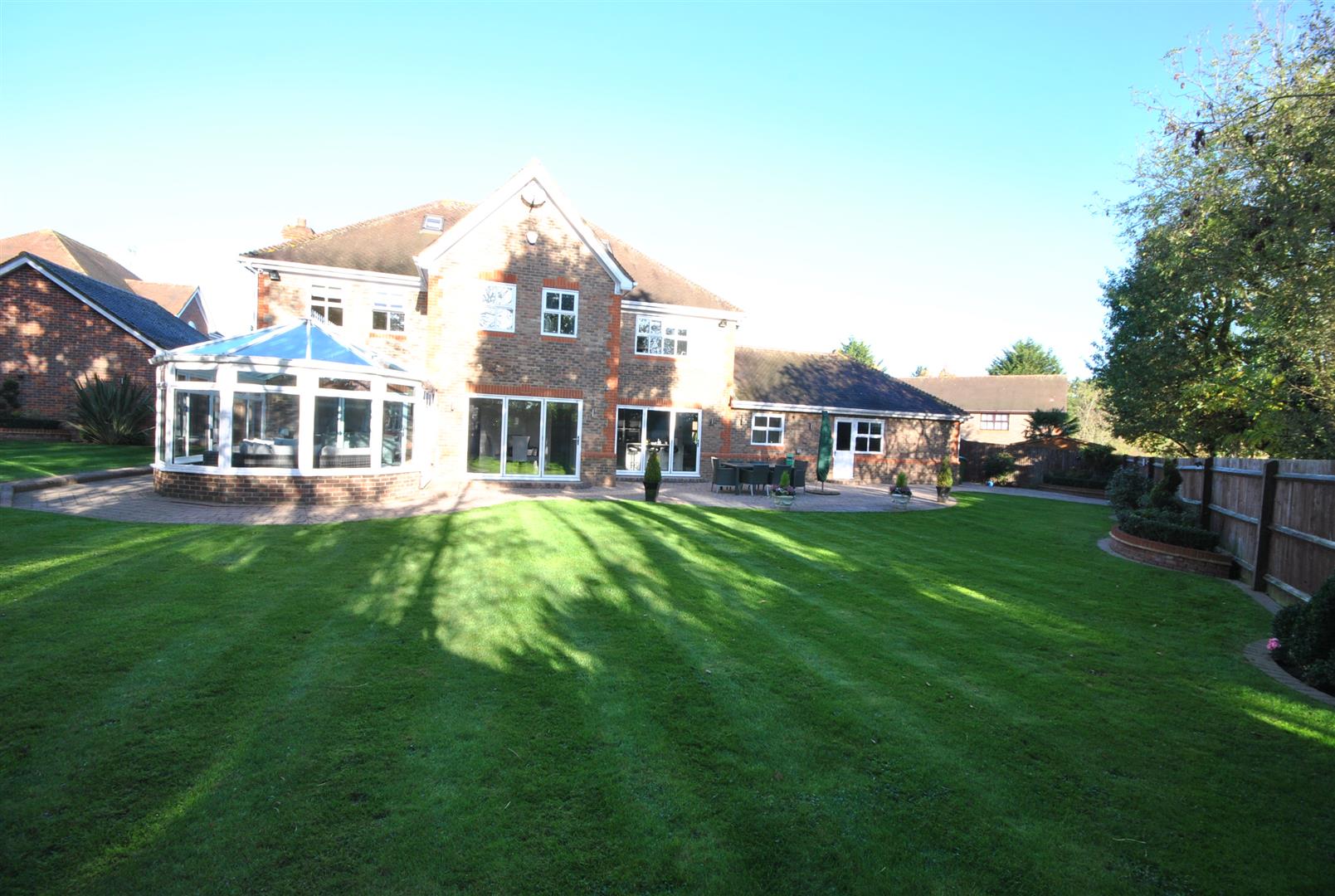 6 Bedrooms, House - Detached